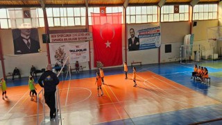 Dikilide ilkokullar arası mini voleybol şenliği