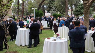Diyarbakır Valisi Zorluoğlu, vatandaşlarla bayramlaştı