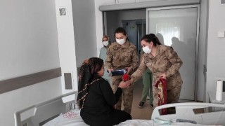Diyarbakırda jandarma personeli kadınlarla bir araya gelerek 8 Martı kutladı