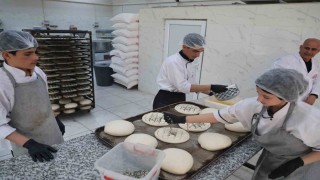 Diyarbakırda meslek lisesi öğrencileri 130 ihtiyaç sahibi aileye Ramazan pidesi çıkartıyor