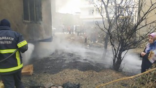 Diyarbakırda plastik kasaların olduğu depoda yangın