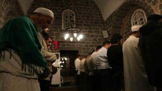 Diyarbakırdaki bu camide teravihte bir cüz okunuyor