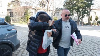 Dolandırıcılıktan 29 yıl hapis cezası bulunan ve sahte altın seti ile yakalanan şahıs adliyeye sevk edildi