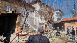 Domaniçte ev yangını, iki katlı ev kullanılamaz hale geldi
