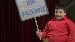 Down sendromlu öğrencilerden Trakya ve Karadeniz yörelerine ait dans gösterisi