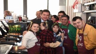 Downsendromlu bireyler bir günlüğüne kafe işletti