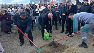 DPÜ Tavşanlı Kampüsünde Orman Vatandır etkinliğiyle yüzlerce fidan toprakla buluştu