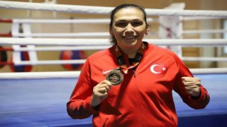 Dünya üçüncüsü olan milli boksör Elif Güneriden lobi sitemi