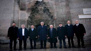 Dünyadaki ilk tıp fakültesine Bakan Memişoğlundan tam puan