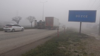 Düzcede sis etkili oluyor, göz gözü görmüyor