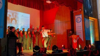 Edirnede lise öğrencilerinin zafer gösterisi ilgiyle izlendi
