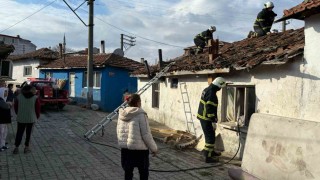 Edirnede tek katlı evin bacasında yangın: 2 kişi dumandan etkilendi