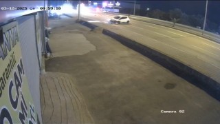 Edremitte kaldırıma savrulan otomobildeki 2 kişi yaralandı
