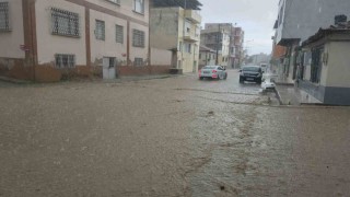 Edremitte sağanak etkili oldu, cadde ve sokaklar dereye döndü