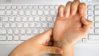 El Bileğinde Şişlik ve Ağrıya Dikkat! Ganglion Kisti Hakkında Bilmeniz Gerekenler