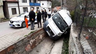 El frenini çekmeyi unuttu, öğrenci servisi kanala düştü