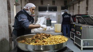 Elazığda dev kazanlar, ihtiyaç sahipleri için kaynıyor