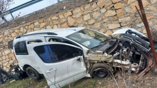 Elazığda hafif ticari araç şarampole uçtu: 4 yaralı