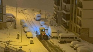 Elazığda kar yağışıyla birlikte ekipler çalışmalara başladı