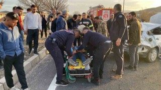 Elazığda karşı şeride geçen otomobil takla attı: 1 yaralı