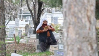 Elazığda mezarlıklarda yoğunluk