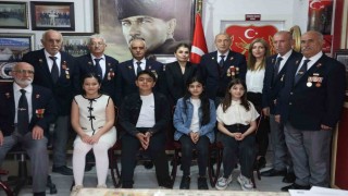Elazığda öğrenciler, gazilerle bir araya gelerek şiirler okudu