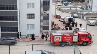 Elazığda otomobil apartman boşluna uçtu: 1 yaralı