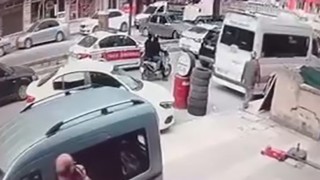 Elazığda tır, otomobili metrelerce sürükledi