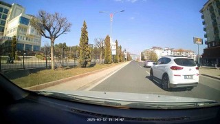 Elazığda trafikte makas atarak ilerleyen sürücü kameralara yansıdı