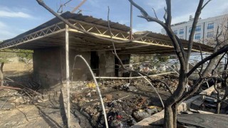 Elektrik telinden çıkan kıvılcım evi küle çevirdi