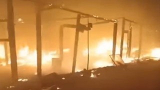 Elektrik telinin kopması sonucu 15 çadır yandı