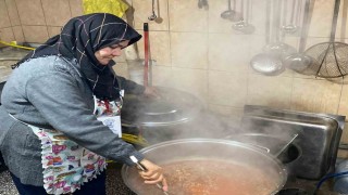 Emekli öğretmen elleri yana yana muhtaçlara gönüllü aşçılık yapıyor