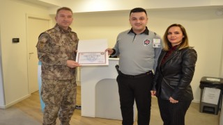 Emekli öğretmeni dolandırılmaktan kurtaran banka güvenlik görevlisine Amasya Emniyet Müdürlüğünden teşekkür
