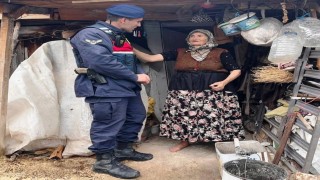 Emette jandarma yaşlı ve yalnız yaşayan vatandaşlara ziyaret