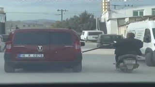 Emniyet kemerine tutunarak motosiklet çektiler