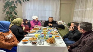 Emniyet müdürü yaşlı teyzenin iftar sofrasına konuk oldu