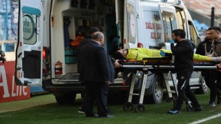 Ensesine darbe alan kaleci Vedat ambulansla hastaneye kaldırıldı