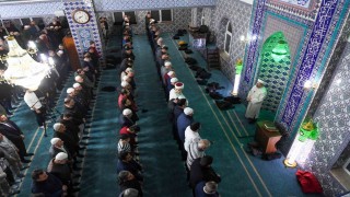 Erbaş, vatandaşın CİMERden daveti üzerine teravihi mahallesindeki camide kıldırdı