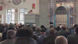 Ercişte vatandaşlar bayram namazı için camileri doldurdu