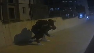 Erkek arkadaşını sokak ortasında dövdü; o anlar kamerada