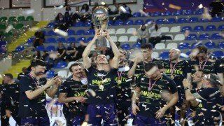 Erkekler Kupa Voleyde şampiyon olan Fenerbahçe kupasını aldı