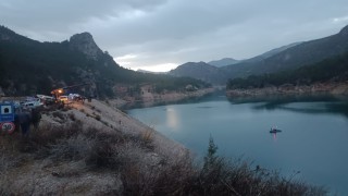 Ermenekte baraj gölüne uçan kamyonetin sürücüsü aranıyor