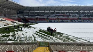 Erzincan 13 Şubat Şehir Stadyumundaki yarım metrelik kar temizlendi