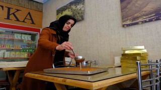 Erzincanda iftar sofralarının vazgeçilmez lezzeti: Kesme kadayıf tatlısı