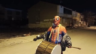 Erzincanda örümcek adamlar davul zurna çalıp manilerle sahura kaldırdılar