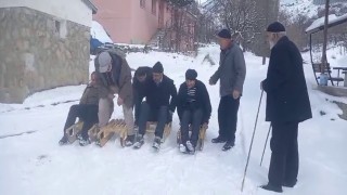 Erzurumda yaşlıların kızak keyfi
