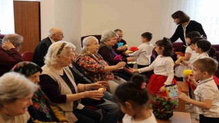 Es Çocuk Evi öğrencileri büyüklerini yalnız bırakmadı