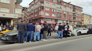 Esenlerde zincirleme kaza: 6 araç ve motosikletin karıştığı kaza anı kamerada