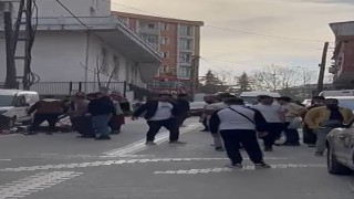 Esenyurtta bir şahıs motosikletiyle kavga edenlerin arasına daldı: O anlar böyle görüntülendi