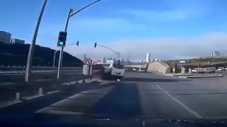 Esenyurtta yasak yerden dönüş yapmaya çalışan sürücü kazaya neden oldu: O anlar kamerada